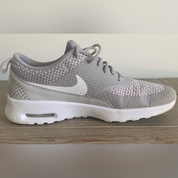 SZ 7.5 Nike Women’s Gray/White Athletic Shoes - Picture 5 of 9